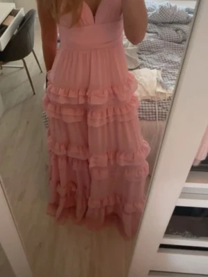Balklänning🩷 - Säljer min supersnygga balklänning som jag har använt en gång på balen i åk 9, så den är som ny och köpte den för 2300 kr!💕 Skriv privat för fler bilder!  Perfekt till skolbalen eller festligt sammanhang!  🩷