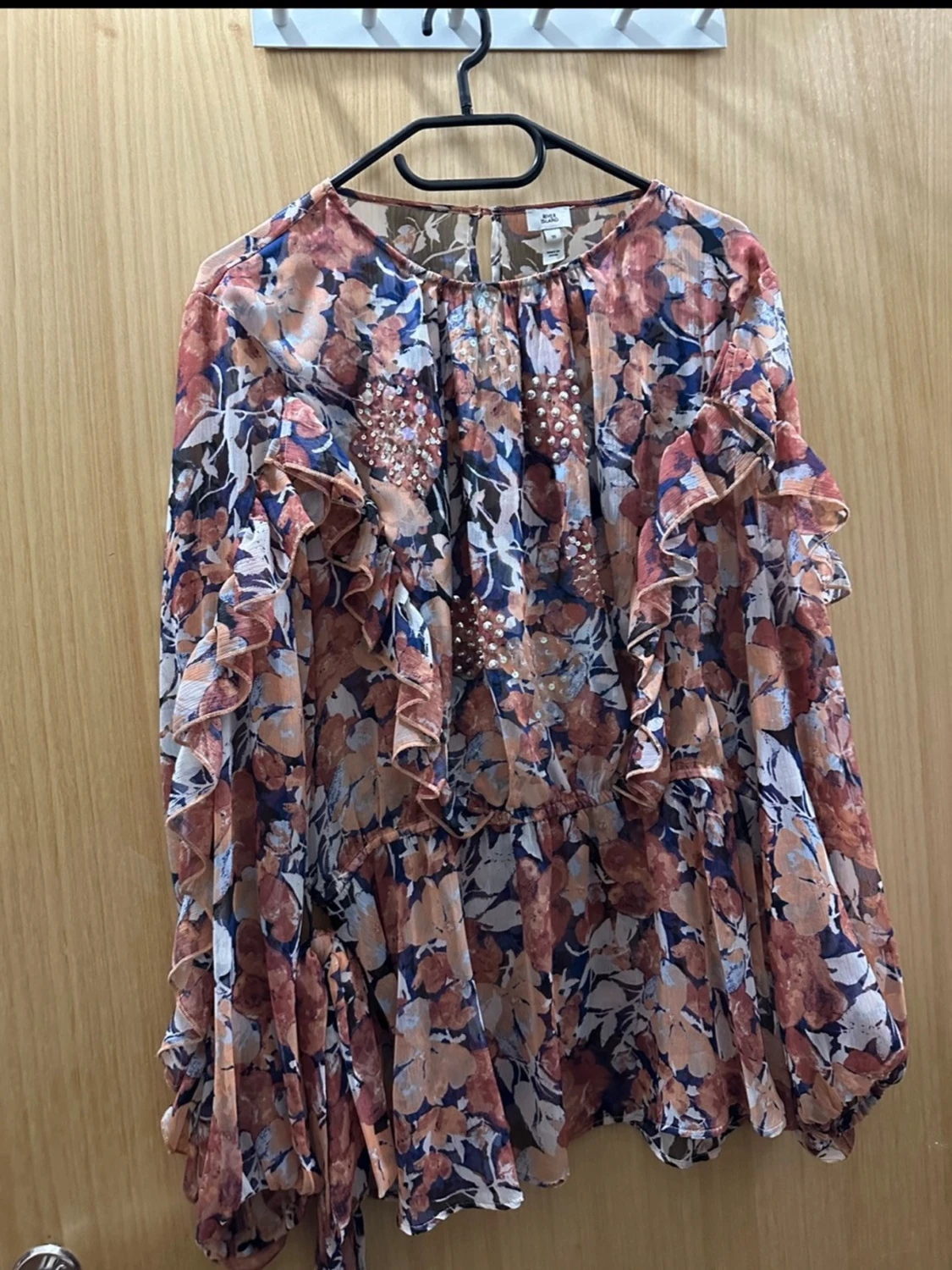 Blommig blus med volangärmar och paljetter River Island  - 3