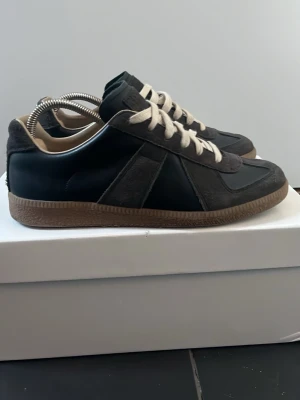 Maison Margiela - Ett par gats i jättefint skick storlek 41 men passar lite större säljer pga för små, pris kan diskuteras byten kan vara intressant!! (Allt org ingår kvitto finns)