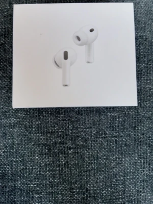 Apple AirPods Pro 3 trådlösa hörlurar - Säljer ett par vita Apple AirPods Pro 3 med laddningsetui. Hörlurarna har en stilren och kompakt design med silikonproppar för bra passform. De är kompatibla med USB-C och Apple-enheter. Perfekta för dig som vill ha grymt ljud och smidig anslutning.