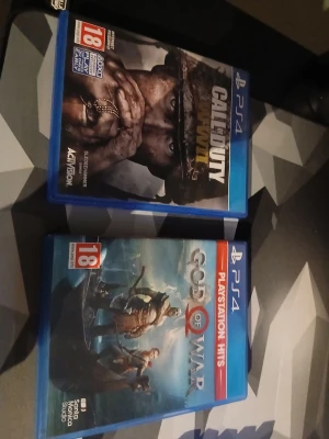 PS4 spel: God of War & Call of Duty - Säljer två PS4-spel: God of War (PlayStation Hits) och Call of Duty WWII. Båda spelen kommer i blå plastfodral med snygga omslag. Perfekt för dig som gillar action och äventyr. Måste hämtas i Mönsterås 