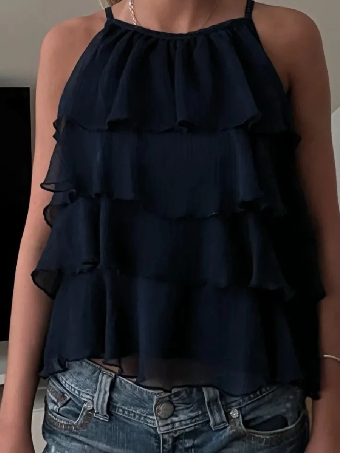 Mörkblå volangtop med tunna axelband