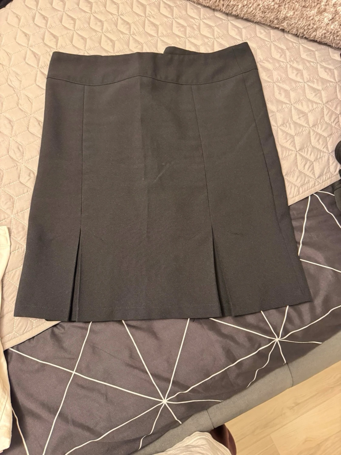 Svart kortkjol från Renée Tyler