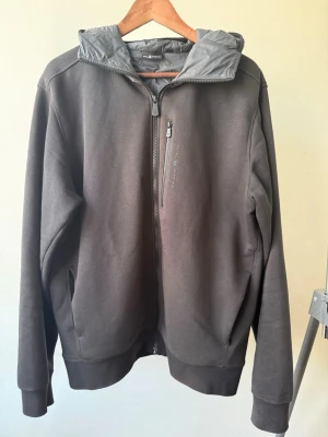 Cardigan Sail Racing - Säljer en fet svart cardigan jacka i storlek XL från Sail Racing. Jackan är varm och perfekt nu för våren. Tvättas innan frakt. Vid frågor eller funderingar är det bara att höra av sig! Skick 7/10 Nypris ca 2599kr