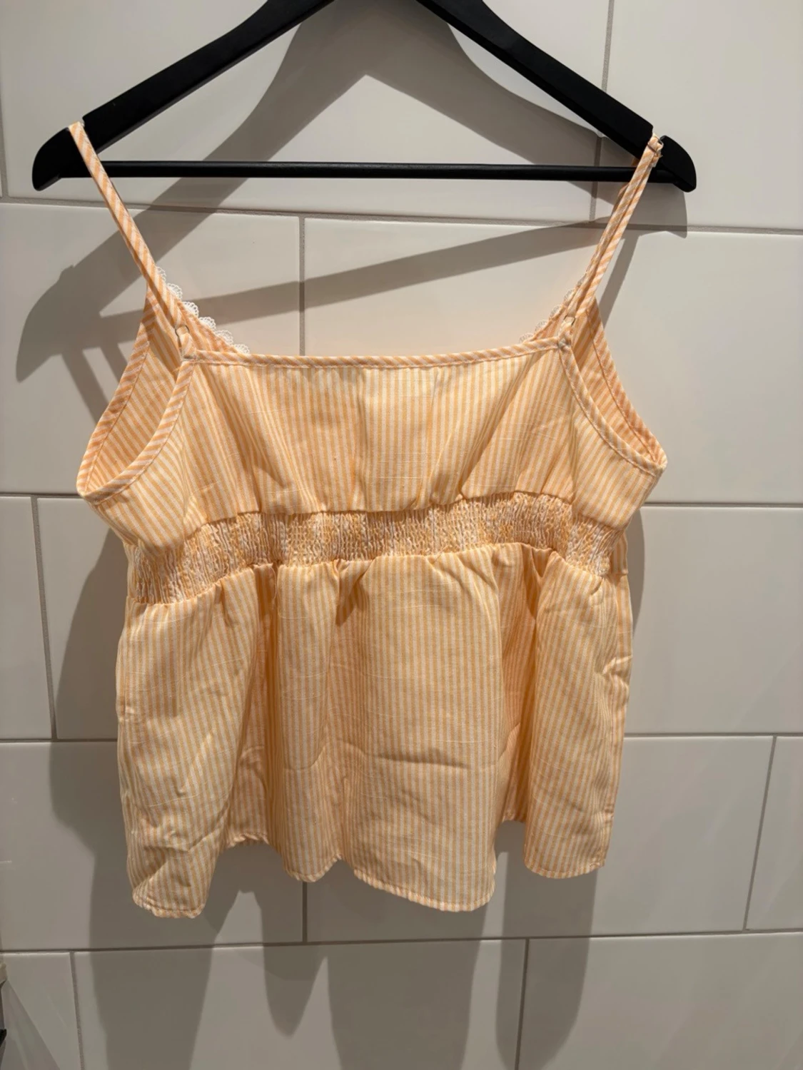 Gulvit randig linnetopp med spets - 2