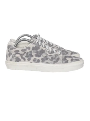 Vans Old Skool leopardmönstrade sneakers - Leopardmönstrade Vans Old Skool sneakers i grått och vitt med klassisk låg siluett. Ovandel i mocka och textil, vita snören och vit sula. Perfekta för dig som vill sticka ut med ett djurmönster och ändå ha en tidlös look. 