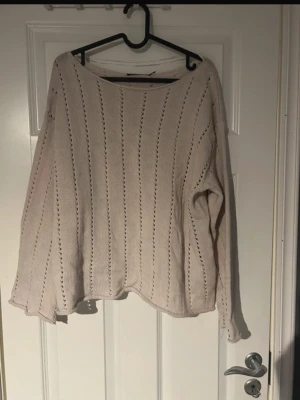Tröja beige  - Säljer en beige tröja med avslappnad passform och rund halsringning. Enkel och stilren modell som är lätt att matcha med både jeans och kjol för en trendig vardagslook.(ifrån lager 157)  