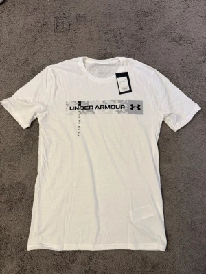 Under armour tshirt  - Oaänvänd 10/10 Small