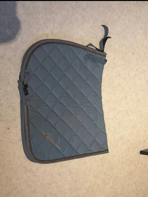 Dressyr schabrak  - Använt en del helt okej skick, stl full dressyrmodell obs! Tvättas ej innan de postas