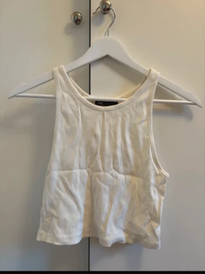 Zara topp - Lite kroppad passform, storlek L men passar mig som har S/M