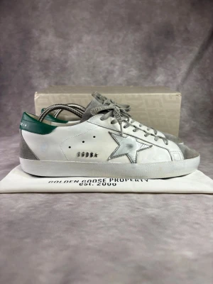 Golden Goose Skor - Stl 42 - Riktigt feta Golden Goose skor i snygg colorway, perfekt till sommaren! 🏖️😮‍💨| Mycket bra skick: 9/10, sparsamt använda | Stl: 42 | Ingår vid köp: Skorna, Skobox och dustbag 🙌 | Självklart äkta 🤝 | Hör av dig vid frågor // Galgen 🫡