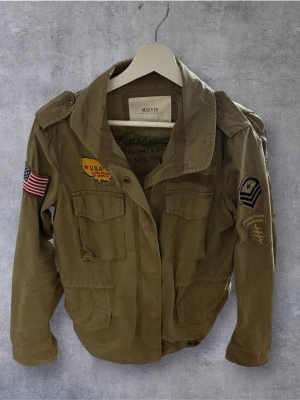 Malvin Overshirt - Säljer en riktigt snygg overshirt med sköna patches. Overshirten har 2 fläckar, samt saknas det en knapp vid ena fickan därav priset😁