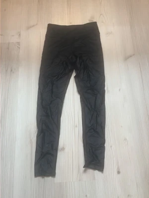 Svarta leggings från H&M Move - Säljer ett par svarta leggings från H&M Move med hög midja och stretchigt material. Perfekta för träning eller chill. Storlek: 165/172 12-14 years