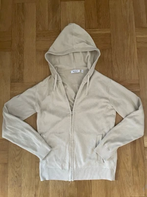 Beige hoodie med dragkedja från Ryvls - Tja! Säljer denna as feta hoodien från ryvls. Tillverkad i mjukt material och har ribbade muddar vid ärmslut och nederkant. Klassisk huva med dragsko för extra komfort. Perfekt för en avslappnad look.Hör av er vid frågor och priset kan diskuteras vid snabb affär💨