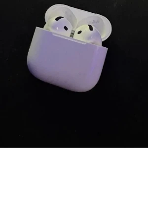 Vänster AirPod gen 4 - Säljer BARA en VÄNSTER AirPod till gen 4(ANC) inte båda airpodsen och lådan bara den vänstra till generation 4! 