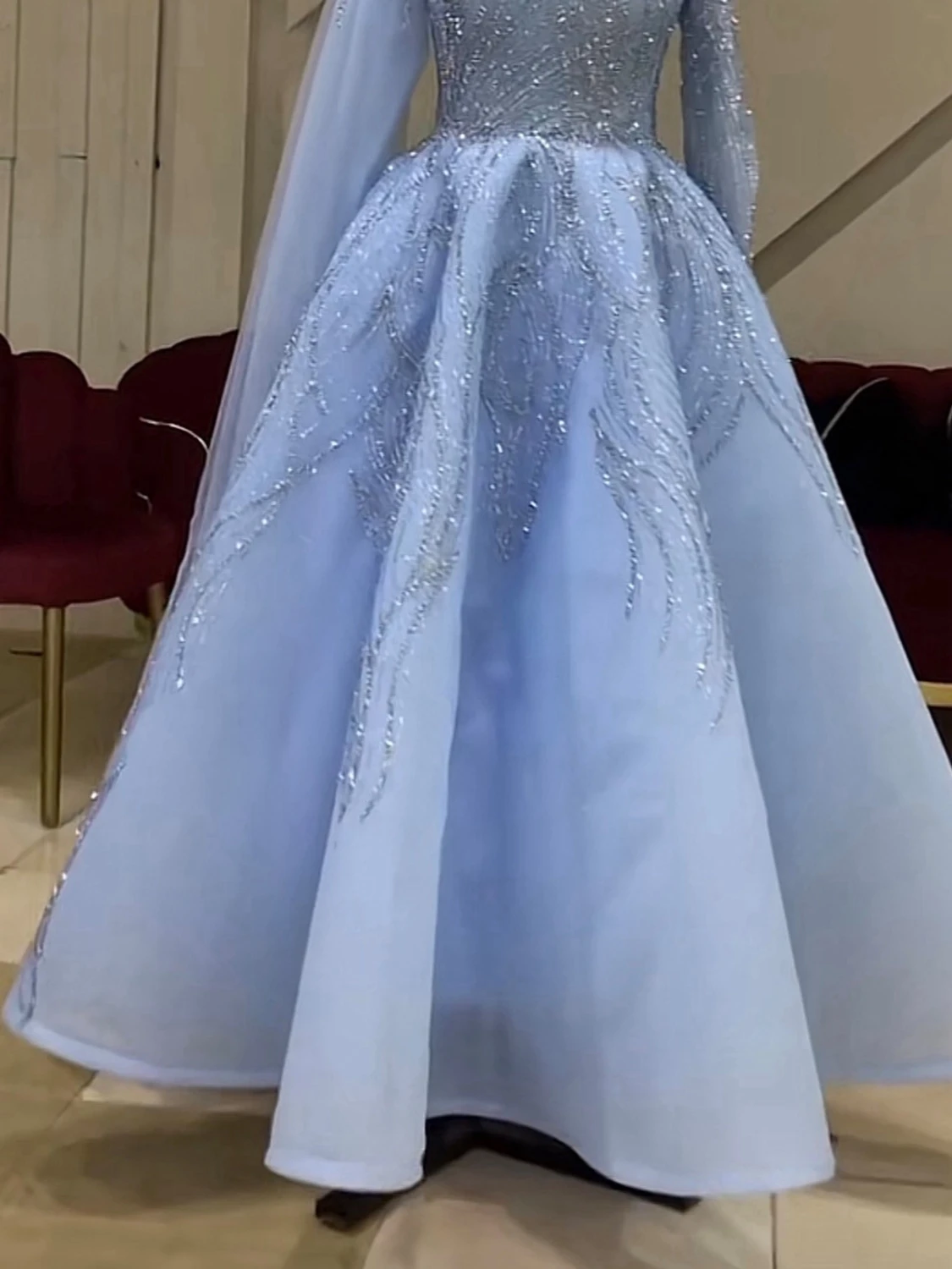 Ljusblå långklänning med glitterdetaljer