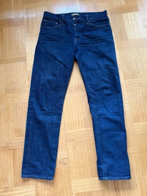 Ralph lauren x rugby jeans - Snygga mörkblå jeans från Rugby Ralph Lauren med rak passform och klassisk femficksdesign. Jeansen har knappgylf och detaljer i kontrastsömmar. Perfekta för en avslappnad och stilren look. Tillverkade i slitstarkt denimtyg. Tillverkade i Mexico, köpta i New York. Väldigt unika snygga jeans, hör av er vid funderingar ☺️