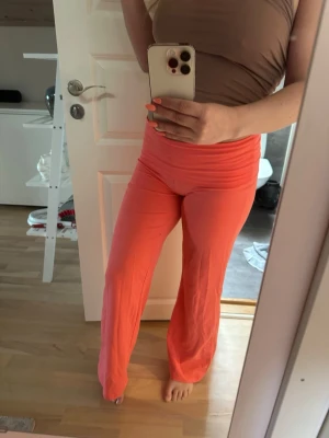 Coral yoga pants  - Coral yoga byxor från Gina Tricot, storlek M petite, så passar mig som är 165 ofta bär S/M💕 Endast provade🌞