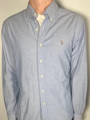 Ralph Lauren skjorta - Säljer en riktigt snygg och trendig Ralph Lauren skjorta i fint skick, storlek L, vid frågor är det bara att skriva //Gramenti