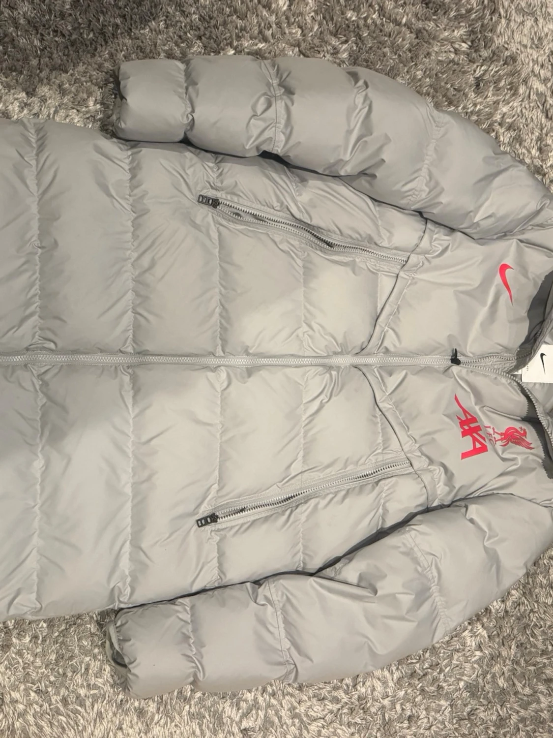 Ljusgrå lång dunjacka Nike Liverpool - 1