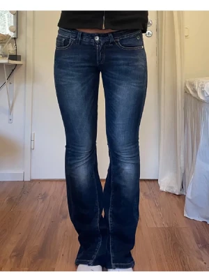 Blå bootcut jeans - Jag är 167cm. Midjemått: 42cm, innerbenlängd: 80cm. De är utsydda till bootcut. 