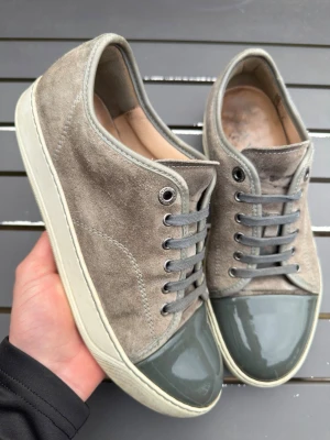 Lanvin uk6 grå - Säljer dessa sjukt feta lanvins! Perfekta för sommaren! Size uk6 som motsvarar 41. Skick 9/10. Nypris 5000kr mitt pris 2199 kan gå ner i pris vid snabb affär. Hör av dig vid frågor! 🤩📦