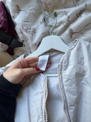 Ljusbeige quiltad cardiganjacka Gina Tricot - En vit jacka från Carin Wester , köpt från Åhléns , användes några gånger bara . Den är perfekt för våren, nypris är (799kr) ❤️köpare står för frakt . 