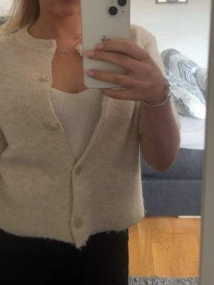 Stickad kofta - Kort ärmad stickad kofta från Gina Young i strl 158/164 men skulle säga de är som en xs/s🩷 Inte jätte använd o inte jätte nopprig alls så i fint skick !