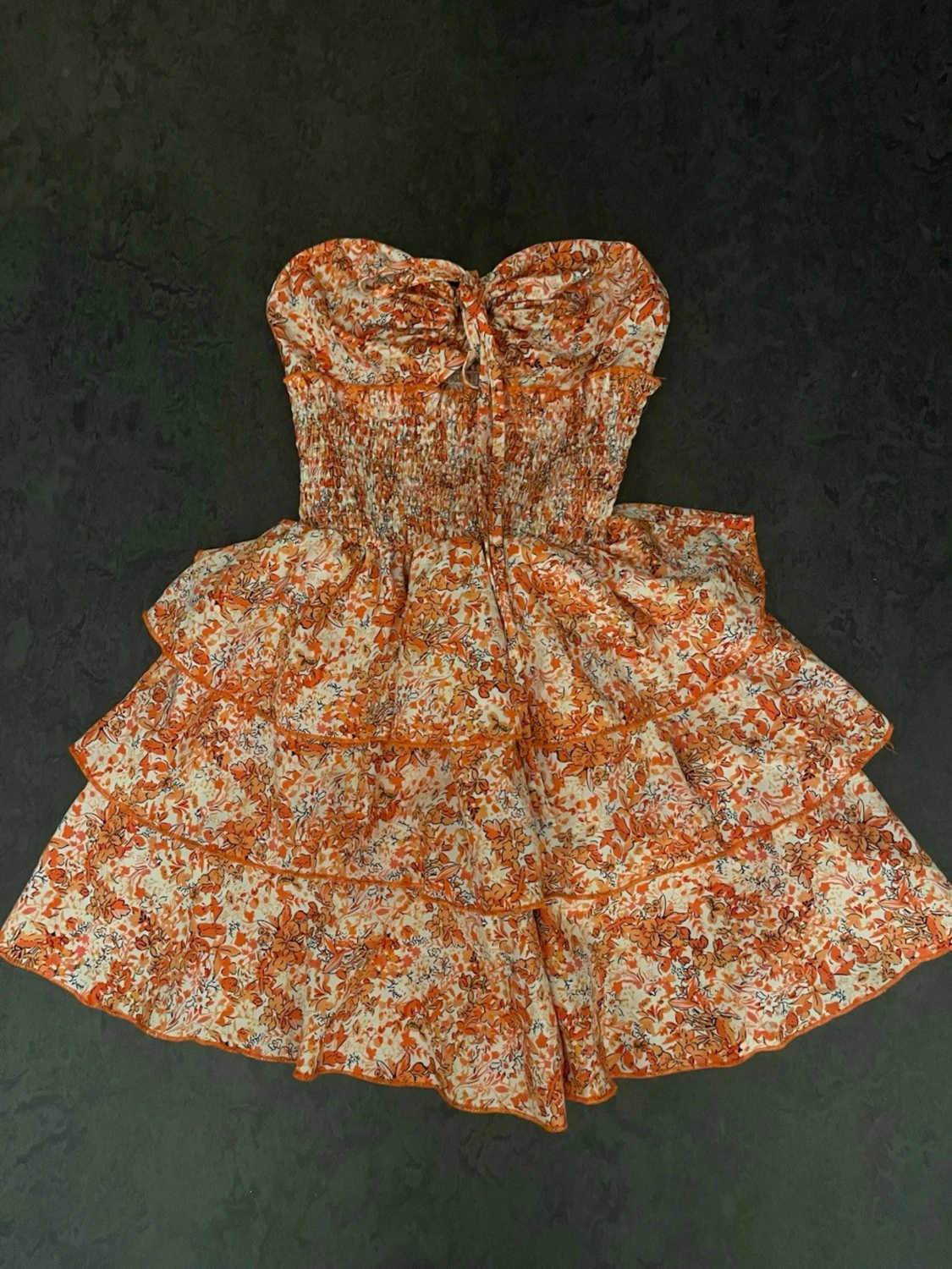 Blommig axelbandslös kortklänning