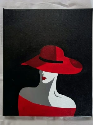 Hantverk Acrylic Tavla med kvinna i röd hatt.  - Hantverk Acrylic Unik tavla med motiv av en stilren kvinna i röd hatt och röd klänning mot svart bakgrund. Målningen har minimalistisk design med tydliga färgfält i rött, vitt, grått och svart. Perfekt som modern väggkonst för att lyfta rummet.