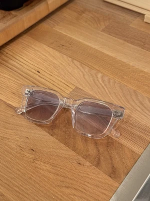 Chimi 04 solglasögon - Ett par solglasögon från Chimi, modell 04 i grå färg. Inte använda särskilt mycket, lite slitage som knappt är synligt.