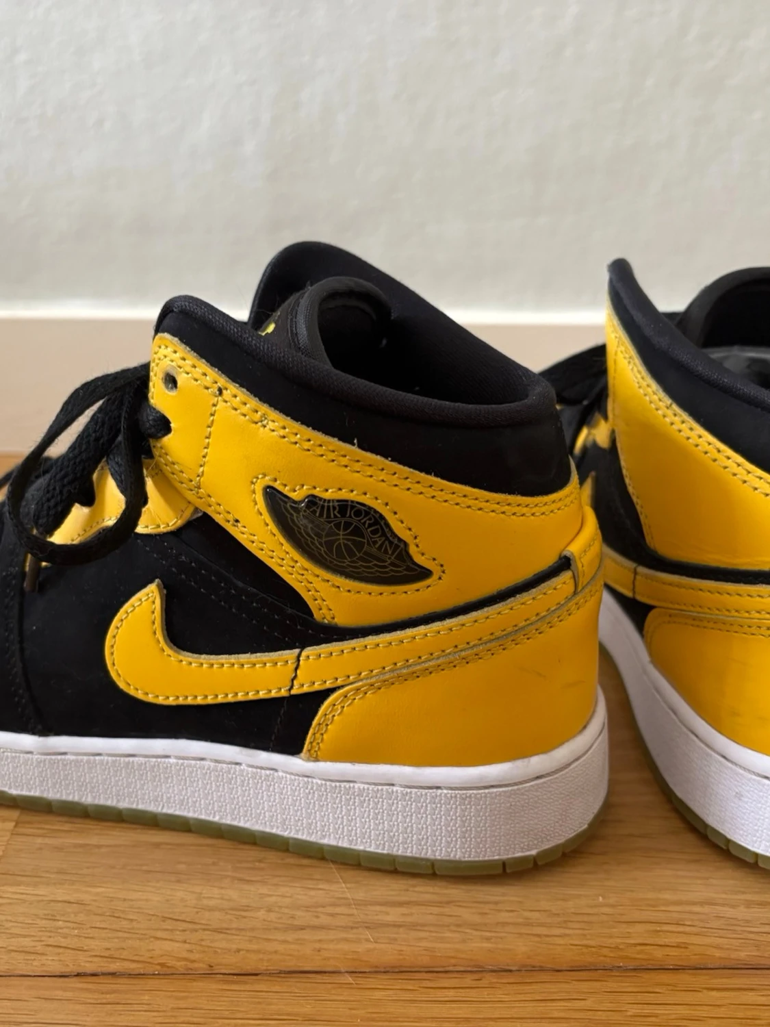 Nike Air Jordan 1 Mid svart/gul 37,5 - 1