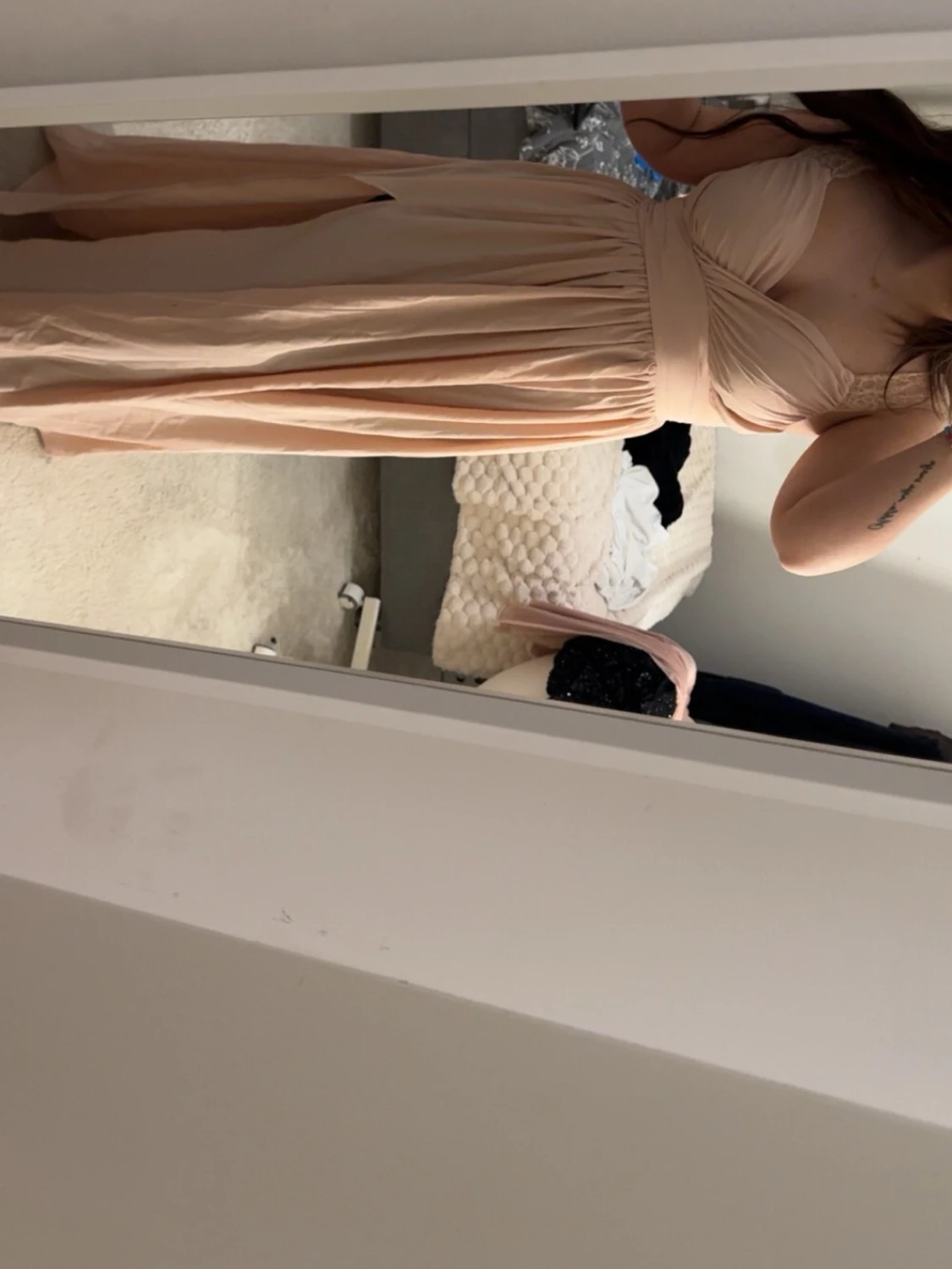 Lång ljusbeige klänning med omlott - 1