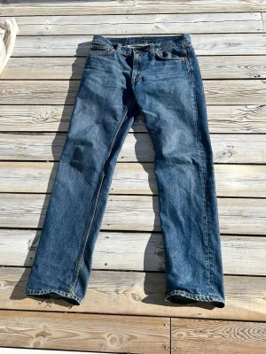 Nudie gritty Jackson - Säljer dessa feta jeansen från nudie. Jeansen är i modellen gritty Jackson, ett par fina raka jeans. Storlek 30/32. Hör av er om ni har frågor!