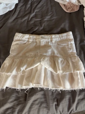 Vit volangkjol - Säljer en vit kortkjol med volang. 