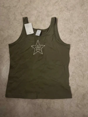 Grönt linne  - Jättefint vintage linne i grön/khaki🥰