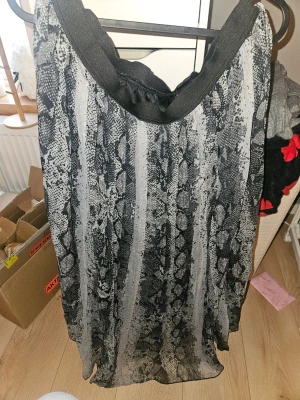 Lång kjol - En lång kjol med orm skin mönster, jätte fin knappt använd.