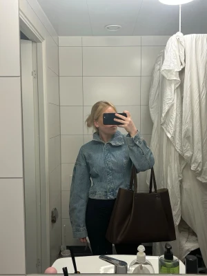 Blå jeansjacka  - Helt ny oanvänd. Säljer pga för liten