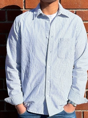 *Helt ny* randig skjorta  - Helt ny oanvänt skjorta frän KappAhl | Storlek: S - Skicket pa skjortan är helt ny bra med inga tecken på användning - Varat pris: 250 - Nypris: 500kr - Modellen är 180cm och väger 70kg.