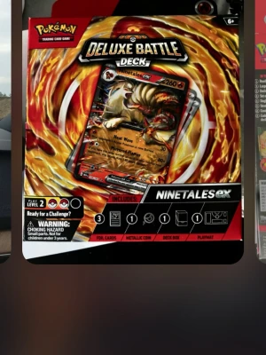 Pokémon Deluxe Battle Deck Ninetales ex - Pokémon Deluxe Battle Deck Ninetales ex är ett samlarkortspelpaket med eldig design i rött, gult och svart. Innehåller foilkort, metallmynt, kortlåda och spelmatta. Perfekt för dig som vill ta ditt Pokémon TCG-spelande till nästa nivå.