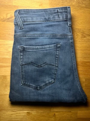 Replay Jeans - Tja, säljer nu ett par riktigt feta replay jeans🔥| Skick: 7/10 | W29 | Pris: 399🌟✅| Lite slitna nere vid fötterna | Tveka inte att höra av er vid fler bilder eller frågor😊| Glöm inte att priset alltid är diskuterbart😉