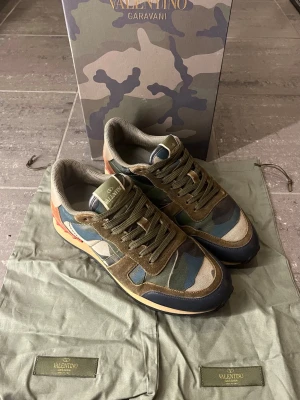 Valentino Rockrunners  - Väldigt fint skick - som nya! Storlek 41 passar 42. Självklart äkta! Medföljer box och Dustbag. Snabb affär= bättre pris! 