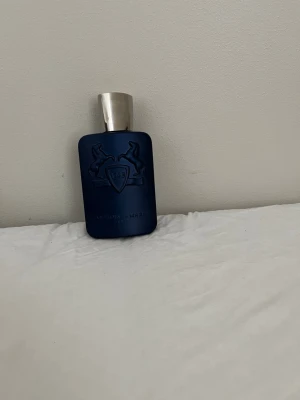 Parfums de Marly Layton EdP 125ml - Exklusiv parfym från Parfums de Marly, Layton EdP, i en matt mörkblå flaska med silverfärgat lock. Doften är lyxig och modern, perfekt för dig som vill sticka ut. Kvitto finns. Oanvänd