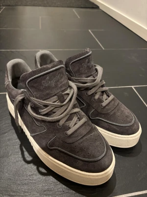 Axel Arigato Skor - Säljer ett par grå sneakers från Axel Arigato i topp skick. Använda endast 2 gånger. Storlek 44. Nypris 3050kr. Original skobox och Arigato påse ingår.