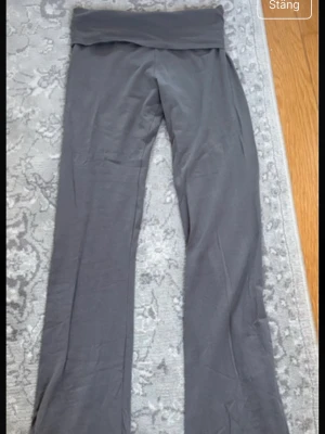 Yoga pants  - Helt oanvända. Säljer pga att de är alldeles för långa för mig. Från Nelly, lågmidjade och bootcut.  Innerbenslängd: 86cm  Storlek: xs