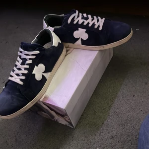 Gallerist skor - Dessa är mörkblåa gallerist skor som är cirka 1.5 månad gamla. Den är väldigt snygg och passar perfekt för ngn i storlek mellan 43-44. Det ända felet är lite rips i bak men det är inget problem eftersom jag sänker priset från originalpris på 2500