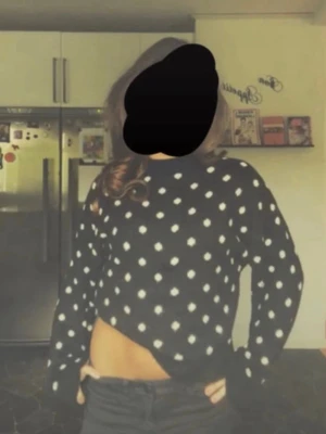 Stickad tröja - Jättesnygg stickad tröja med prickar från hm i st xs. Mycket bra skick säljer då den inte används!