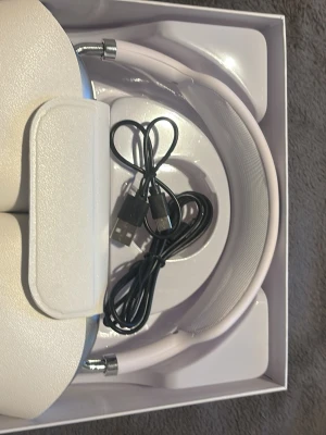 AirPods max Vita trådlösa hörlurar med USB-kabel - Snygga vita trådlösa hörlurar från Mojt Roid, modell A2098. Over-ear design med mjuka öronkuddar och justerbart huvudband. Levereras med USB-laddningskabel. Perfekta för musik, gaming eller videosamtal.