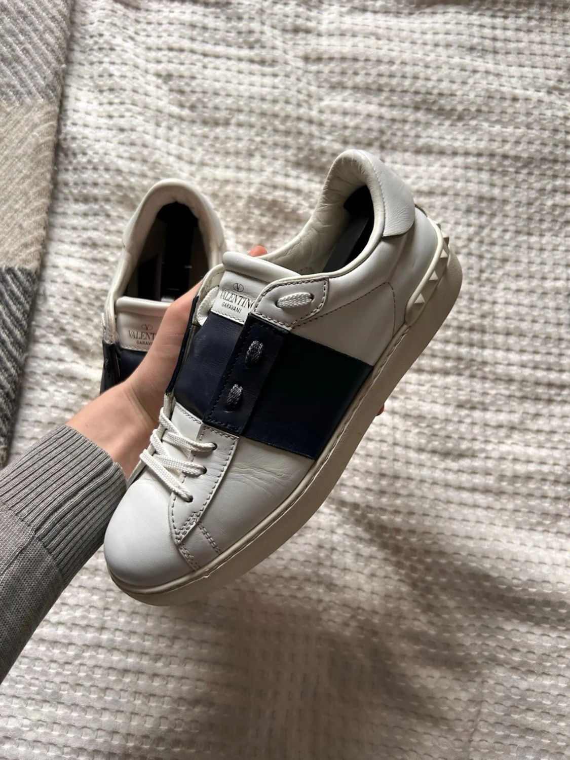 Valentino vita sneakers med blå detalj - 4