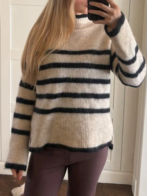 Beige polotröja, randig  - Säljer denna polotröja då den inte kommer till användning. Superbra skick och i jättemysigt material, ullmix! Skriv vid frågor / fler bilder osv.💕💕